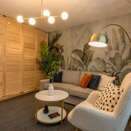 Urban Haven: 2br In Center Apartmán *