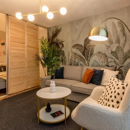 Urban Haven: 2br In Center Apartmán