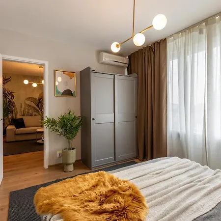 Urban Haven: 2br In Center
