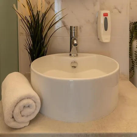 Urban Haven: 2br In Center Apartment