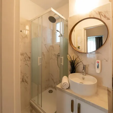Urban Haven: 2br In Center Apartment